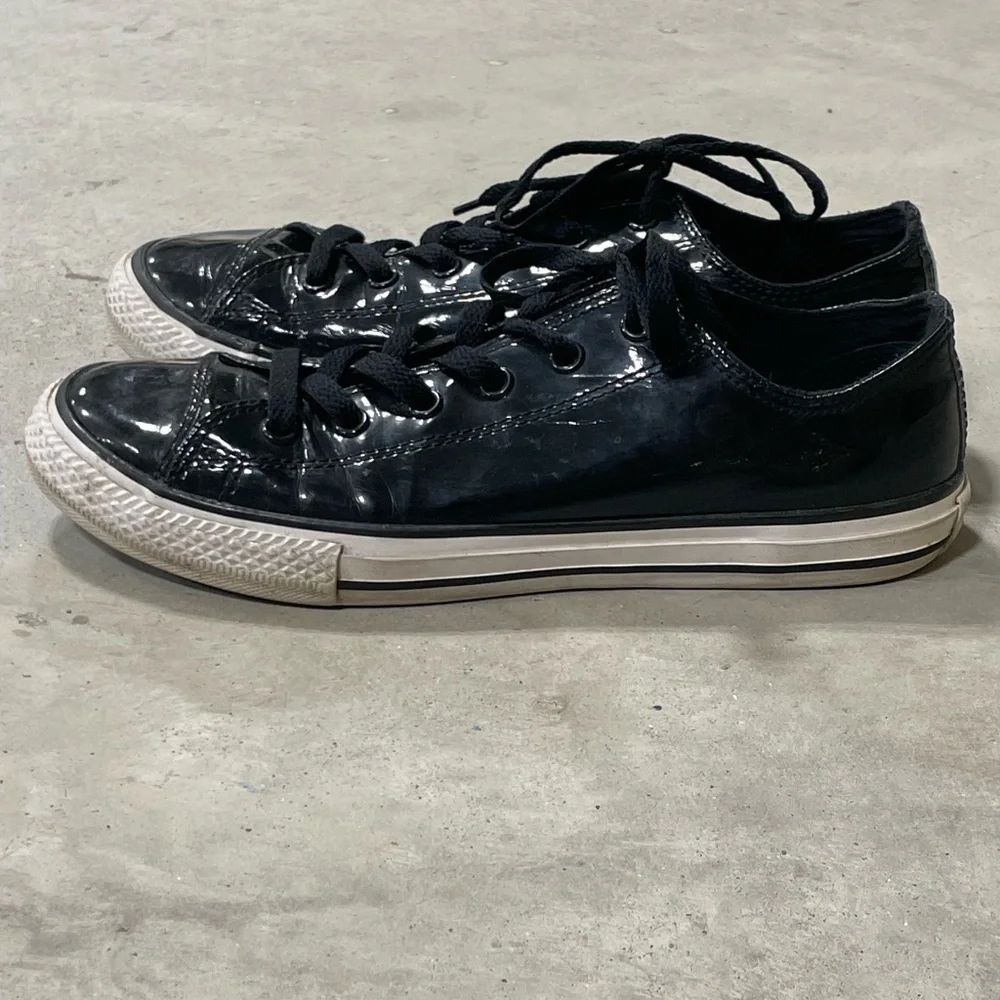 Converse Black Patent low cut Chuck Taylor shoes size 5 Youth Junior